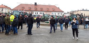 Kilkadziesiąt ciągników wyjechało dziś na drogi powiatu wieluńskiego. Rolnicy protestowali przeciw unijnej polityce rolnej